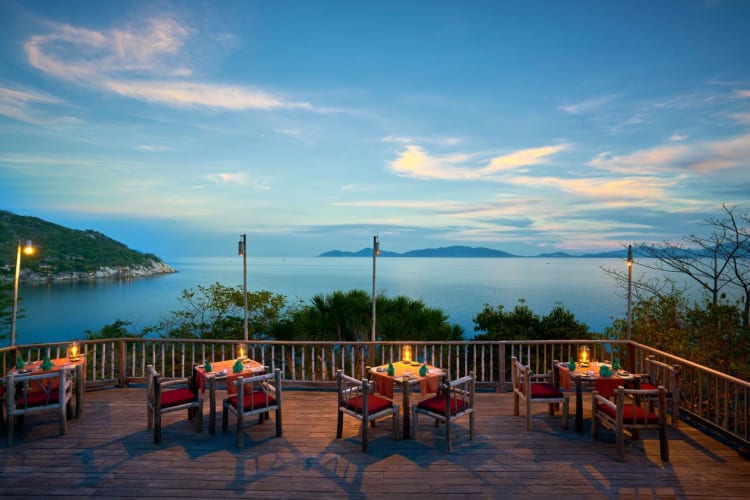 Dining By The Rocks